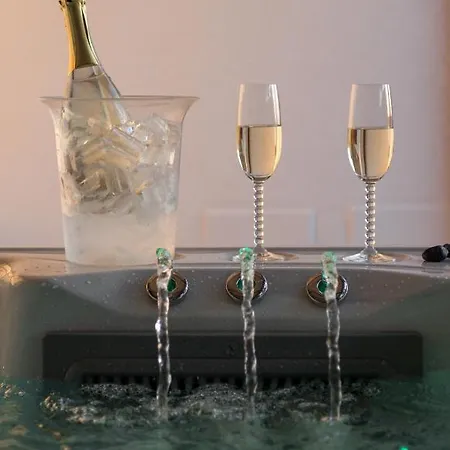 Kallia's Milos אדאמאס